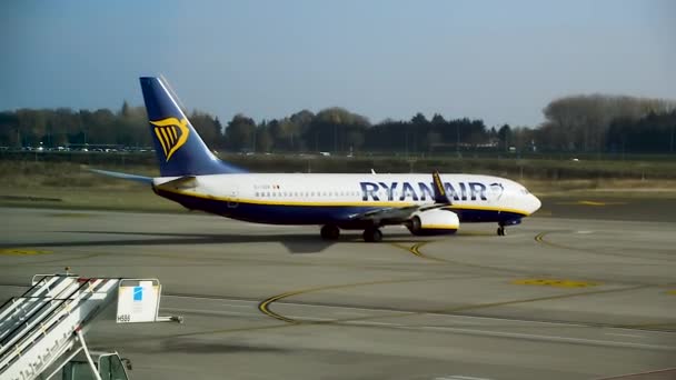 シャルルロワ ベルギー 2018年11月5日 Ryanair Boeing 737 800ベルギー シャルルロワのシャルルロワ空港の滑走路への課税 — ストック動画