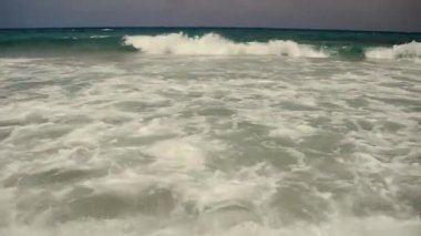 İspanya, Formentera 'da dalgalar kumlu sahile vuruyor..