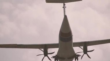 IBIZA, İspanya, 20 Temmuz 2018: İbiza, İspanya 'daki İbiza Uluslararası Havalimanı' na iniş sırasında bir turboprop uçağı Playa den Bossa üzerinden alçaktan geçiyor.