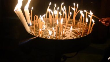 İsrail, Kudüs 'teki Kutsal Mezar Kilisesi' nde mum yakmak..