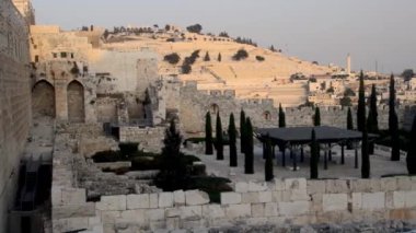 İsrail 'in Kudüs kentindeki Zeytin Dağı' na yerleşen dünyanın en eski Yahudi mezarlığına panoramik açıdan bakarsak,.