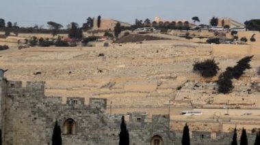 İsrail 'in Kudüs kentindeki Zeytin Dağı' na yerleşen dünyanın en eski Yahudi mezarlığına panoramik açıdan bakarsak,.