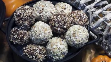 BRÜKSEL, BELGIUM, Kasım 03 2018: Brüksel, Belçika 'da bir mağaza vitrininde gevrek fındıklı tatlı çikolata şekerlemeleri. 