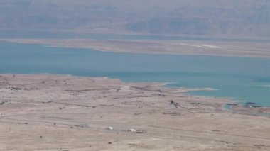 İsrail Masada Ulusal Parkı 'nın tepesinden ölü deniz manzarası izlendi.