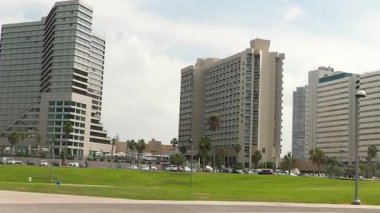 TEL AVIV, ISRAEL, Ekim 05 2018: İsrail 'in Tel Aviv kentindeki bir grup otelin önünde deniz gezintisi yapan birkaç bisikletçi.