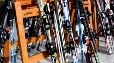 NASSFELD, AUSTRIA, Ocak 06 2019: Avusturya 'nın Nassfeld kentindeki dinlenme yerinde kayak ve kayak sopaları bırakıldı.