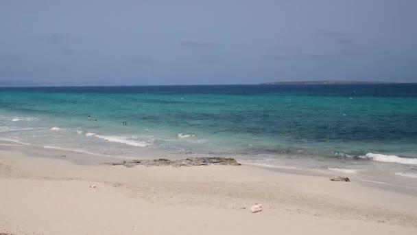Few Tourists Bathing Sea While Waves Splashing Sandy Beach Formentera — Stock Video