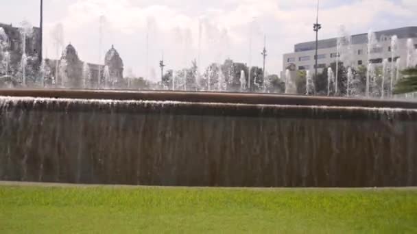 バルセロナ スペイン 2018年8月13日 スペイン バルセロナのカタルーニャ広場の噴水 — ストック動画