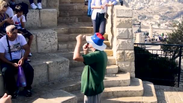 Masada Israel Října 2018 Turistický Průvodce Stojí Mluví Mikrofonu Skupinou — Stock video