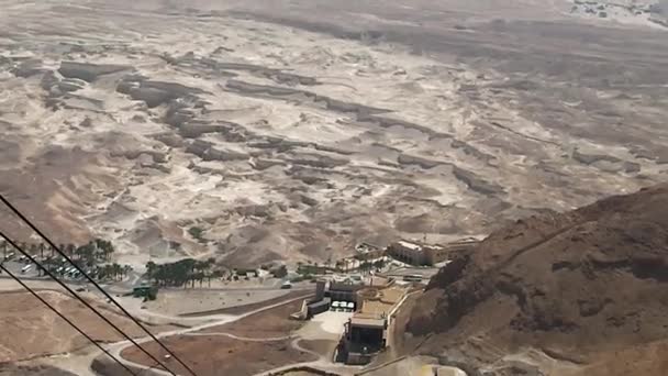 Masada Israel 2018年10月5日 イスラエルのマサダ国立公園の頂上からの砂漠 博物館 ケーブルカーシステムに関する空中ビュー — ストック動画