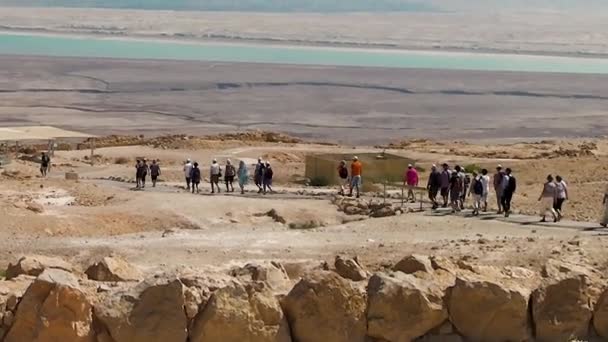 Masada Israel Října 2018 Skupina Turistů Kráčejících Stezce Během Prohlídky — Stock video