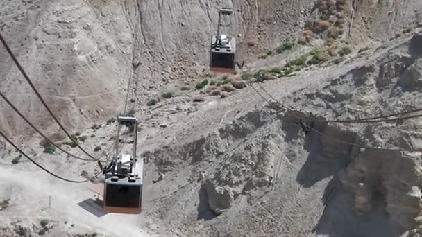 Masada Israel 2018年10月4日 ケーブルカー2つのキャビンが通過し イスラエルのマサダ国立公園の目的地駅に行く — ストック動画