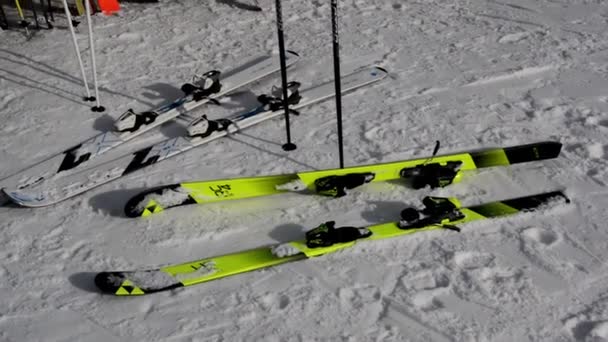 NASSFELD, ÖSTERREICH, 6. Januar 2018: Zwei Paar Skier und Stöcke am Schneeweg in Nassfeld, Österreich. 