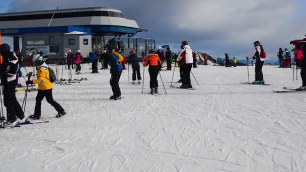 Nassfeld Austria Stycznia 2019 Różni Narciarze Poruszający Się Śnieżnym Szczycie — Wideo stockowe