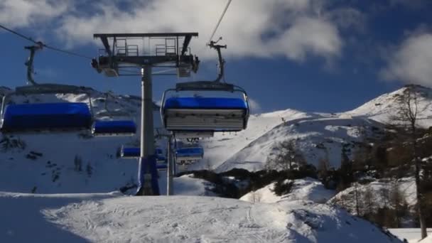 2018年1月7日 澳大利亚纳斯菲尔德 奥地利纳斯菲尔德冬季阳光明媚的一天 滑雪带着蓝色灯泡的电梯小木屋 — 图库视频影像