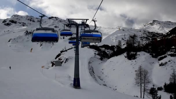 Nassfeld Oostenrijk Januari 2018 Skiliftcabines Met Blauwe Bollen Een Rit — Stockvideo