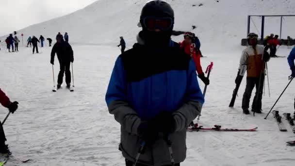 Nassfeld Österreich Januar 2019 Bewölkt Und Kalt Skifahrer Bereiten Sich — Stockvideo