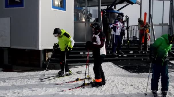 Nassfeld Rakousko Ledna 2018 Lidé Vystupují Lyžařského Vleku Připravují Lyžování — Stock video