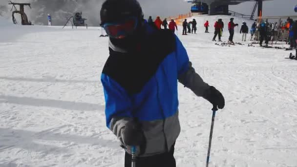 2018年1月9日 澳大利亚纳斯菲尔德 一名年轻的滑雪者在前往奥地利纳斯菲尔德的滑雪场之前 正在做各种动作 试图进行热身 — 图库视频影像