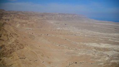 İsrail 'deki Masada Ulusal Parkı' nda, çöl ve Ölü Deniz 'in üzerinde bir hava manzarası..