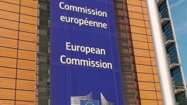 BRÜKSEL, BELGIUM, Kasım 04 2018: Brüksel, Belçika 'daki Berlaymont binasında Avrupa Komisyonu imzası.