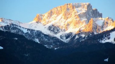 Avusturya Alpleri sabah güneşinde kar altında.