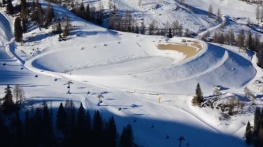 NASSFELD, AUSTRIA, 11 Ocak 2019: Popüler kayak merkezi Nassfeld, Avusturya 'da kayakçılarla kayak pistleri üzerinde hava manzarası.