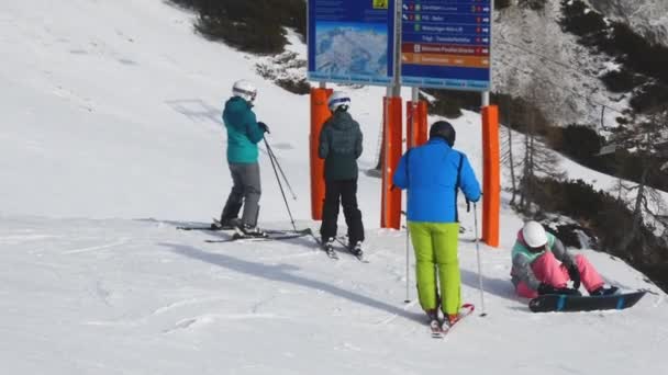 Nassfeld Oostenrijk Januari 2019 Een Paar Skiërs Een Skiër Staan — Stockvideo