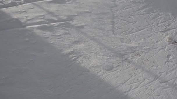 雪に覆われた丘の上には嵐と冷たい風が吹いており オーストリアの人気スキーリゾートNassfeld Austriaの海の上約2000メートルにあります — ストック動画