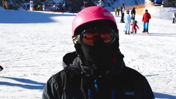 Nassfeld Austria 2019年1月11日 スキーヘルメットと眼鏡を持つ女性スキー選手がスキーリフトに向かって手で見せており オーストリアのナッソーで彼女の手で説明をしています — ストック動画