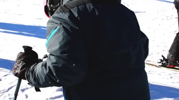 2019年1月10日 澳大利亚纳斯菲尔德 一位滑雪者正在为滑雪做准备 她把滑雪鞋套在滑雪靴上 并检查它的稳定性 然后证明她已经准备好在奥地利的纳斯菲尔德滑雪了 — 图库视频影像