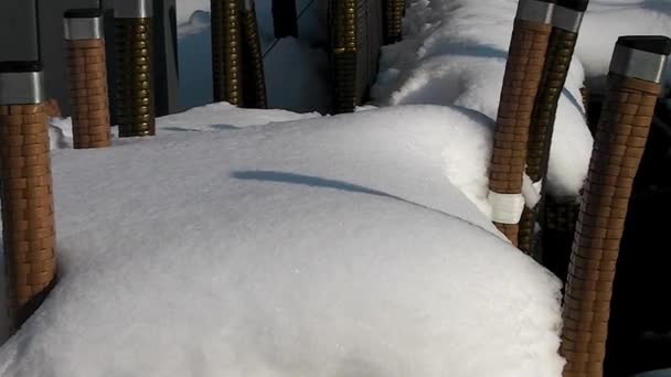 Έπιπλα Κήπου Καρέκλες Και Τραπέζια Καλυμμένα Χιόνι Την Κρύα Χειμωνιάτικη — Αρχείο Βίντεο