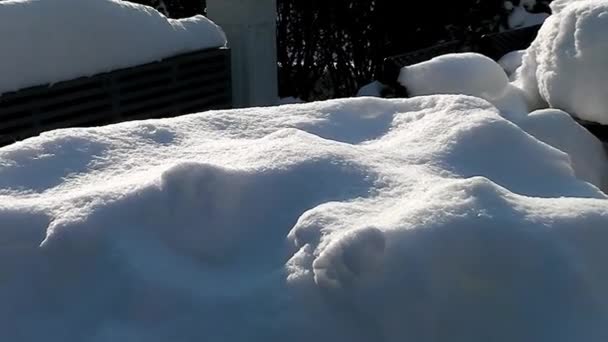 阳光明媚的冬日 花园的家具上覆盖着新雪 — 图库视频影像