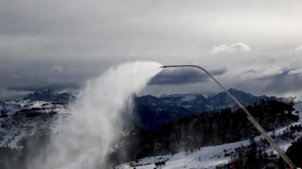 Nassfeld Austria 2019年1月9日 雪の大砲が人気のスキー場で人工雪を作っています — ストック動画