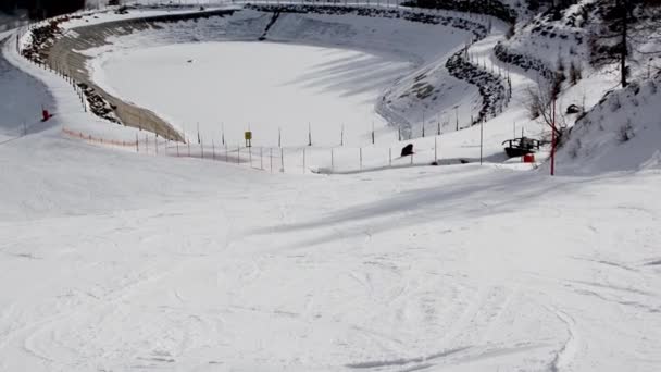 Utsikt Över Vattenreservoar Snötäckt Och Frusen Nära Skidbacke Där Skidåkare — Stockvideo