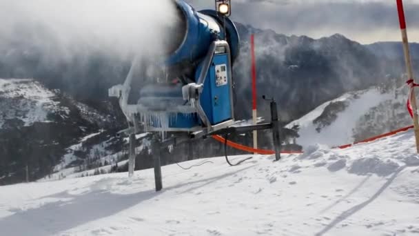 Nassfeld Austria 2019年1月10日 雪の大砲がスキー場で人工雪を作っています — ストック動画
