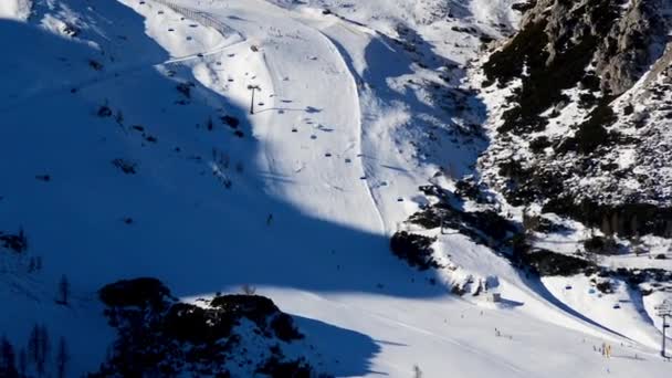 Nassfeld Austria 2019年1月11日 雪とスキーで覆われた斜面でスキーリゾートを見下ろす空中ビュー スキーリフトはオーストリアのナッソーのトップにスキーヤーを連れて行きます — ストック動画