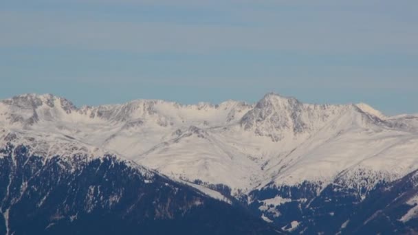 Αυστριακές Άλπεις Κάτω Από Χιόνι Κατά Διάρκεια Ηλιόλουστη Μέρα Χειμώνα — Αρχείο Βίντεο