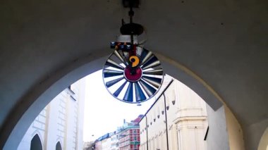 MUNICH, GERMANY, 18 Şubat 2019: Münih, Almanya 'da Marienplatz' da bulunan eski belediye binasının kulesinde bulunan Oyuncak Müzesi 'nin (Almanca Spielzeugmuseum) geçişinde bir mekanizma.
