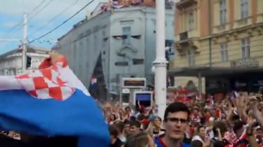 ZAGREB, CROATIA, 15 Temmuz 2018: Hırvat milli futbol takımı Hırvatistan 'ın başkenti Zagreb' de oynanan 2018 Dünya Kupası final maçında tezahürat yapıyor.
