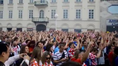 ZAGREB, CROATIA, 15 Temmuz 2018: Hırvat milli futbol takımı Hırvatistan 'ın başkenti Zagreb' de oynanan 2018 Dünya Kupası final maçında tezahürat yapıyor.