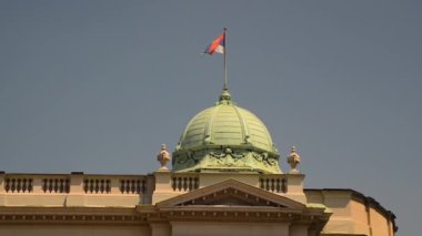 BELGRAD, SERBIA, 08 Ağustos 2018: Sırbistan 'ın başkenti Belgrad' daki Sırbistan Ulusal Meclisi 'nin tepesinde Sırp bayrağı dalgalanıyor.