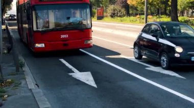 BELGRAD, SERBIA, 08 Ağustos 2018: Belgrad, Sırbistan 'da sıcak yaz gününde şehir trafiği.