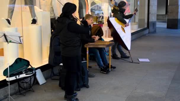 Munich Alemanha Fevereiro 2019 Músicos Rua Com Balalaika Grande Violino — Vídeo de Stock