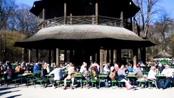 Munich Alemanha Fevereiro 2019 Pessoas Sentadas Jardim Cerveja Chinesischer Turm — Vídeo de Stock