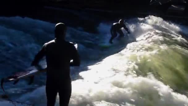 Munich Γερμανία Φεβρουαρίου 2019 Ένας Άνθρωπος Που Σερφάρει Στον Ποταμό — Αρχείο Βίντεο