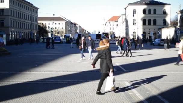 Munich Tyskland Februari 2019 Människor Solig Vintereftermiddag Odeonplatz München Tyskland — Stockvideo