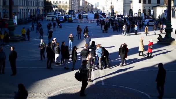 Munich Niemcy Lutego 2019 Turyści Słoneczne Zimowe Popołudnie Odeonplatz Monachium — Wideo stockowe