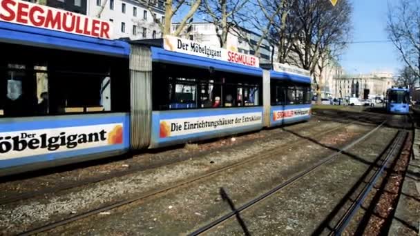 Munich Γερμανία Φεβρουαρίου 2019 Ένα Τραμ Ζει Αφού Σταματήσει Στο — Αρχείο Βίντεο