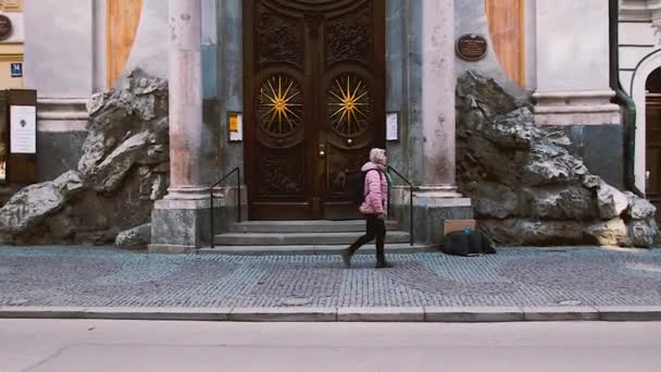 เยอรม มภาพ 2019 คนผ านหน าโบสถ มในช วงว นหนาวเย นในม — วีดีโอสต็อก